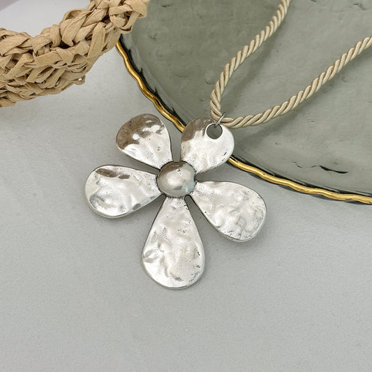 Exaggerated Floral Geometric Metal Pendant Necklace with Gold Plating for Women, Five-Petal Flower Design Locket Necklace