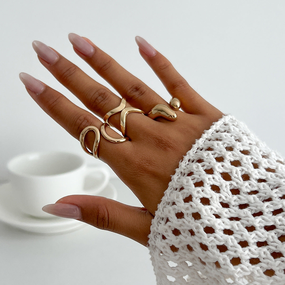 Juego de anillos geométricos minimalistas de aleación para mujer con acabado chapado, textura de arrugas líquidas y diseño apilable.