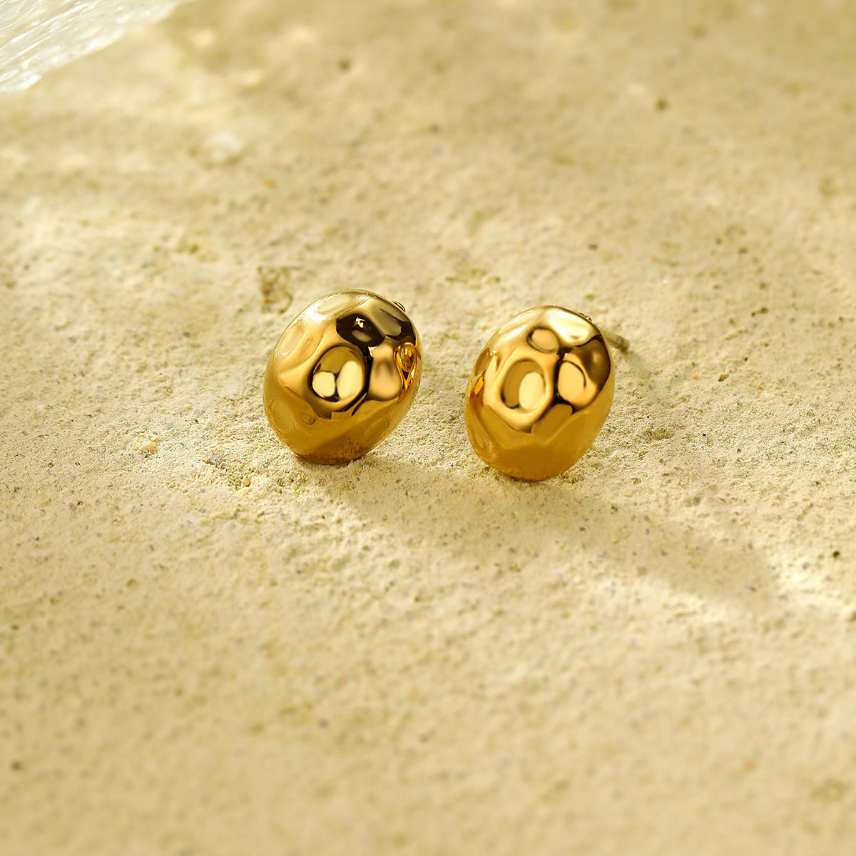 Pendientes de tuerca de acero inoxidable ovalados martillados bañados en oro de 18 quilates OL de moda para mujer