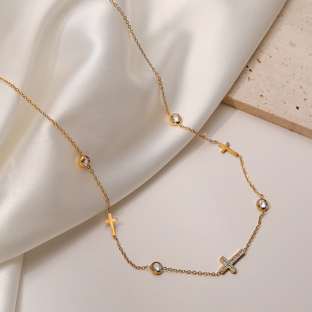 Collana con Ciondolo a Croce Minimalista da Donna in Acciaio al Titanio con Placcatura in Oro Vero e Intarsio di Zirconi
