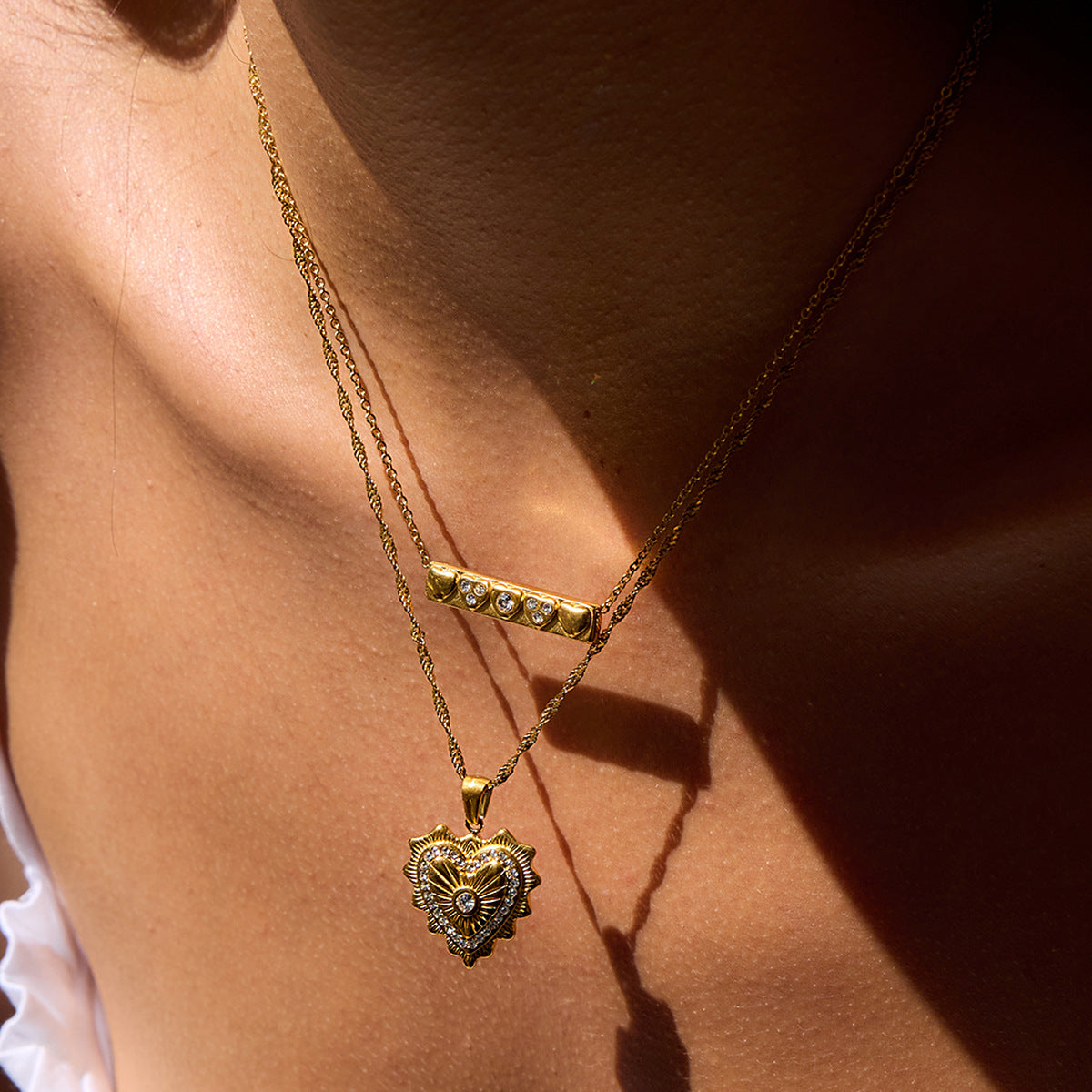 Collana in Acciaio al Titanio Placcato a Cuore Minimalista da Donna con Delicata Catena a Serpente e Lussuoso Accento per Clavicole