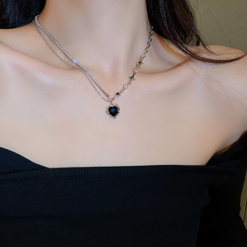 Elegante collar con colgante de lazo de diamantes de imitación y detalles de nácar perlado para mujer — Delicada cadena para clavícula en estilo de lujo minimalista y a la moda