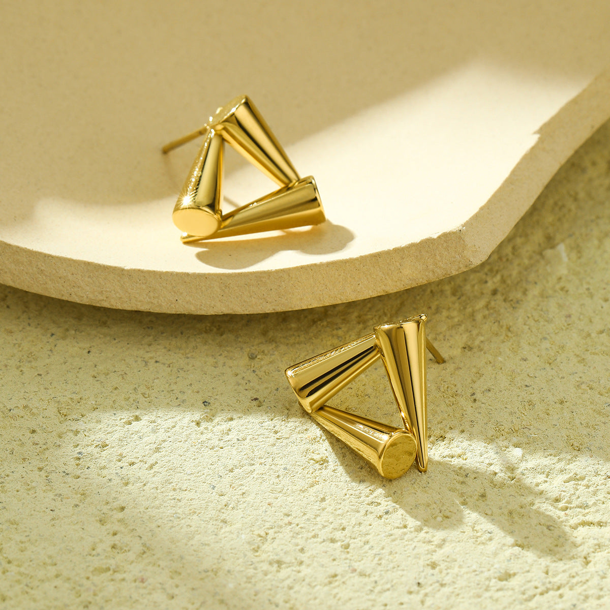 Pendientes de acero inoxidable geométricos minimalistas con diseño en forma de cono, galvanizados para un uso diario elegante y versátil