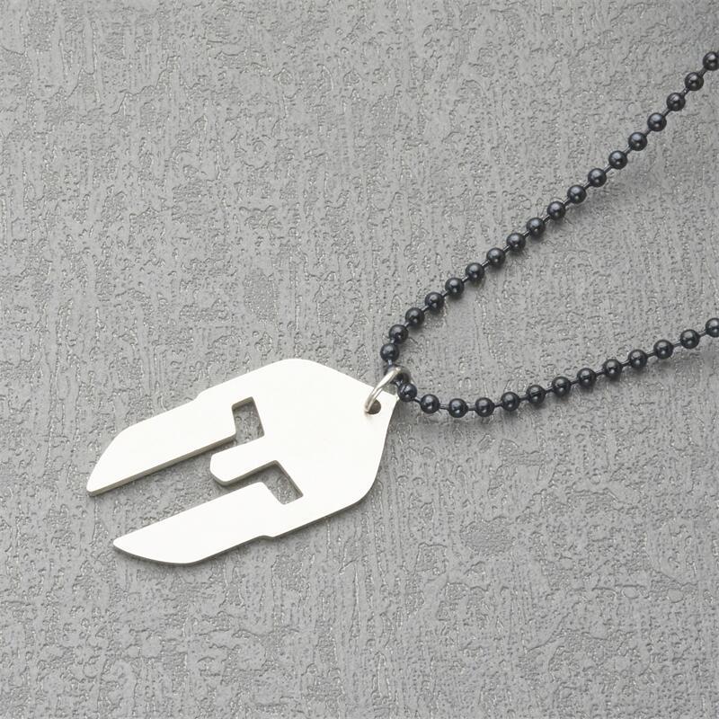 Dulce y atrevido collar con colgante hueco de máscara espartana geométrica en acero inoxidable con acabado chapado
