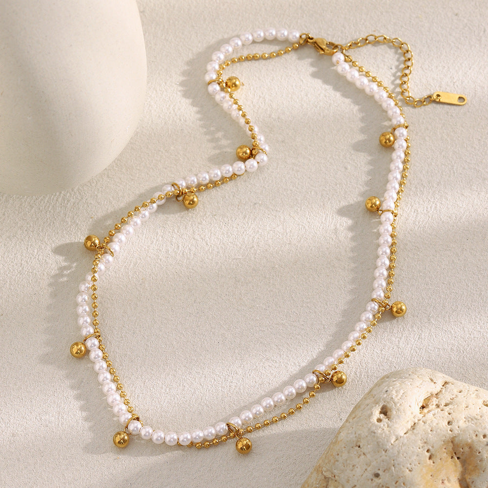 Elegante Collana a Pendente Geometrica Minimalista di Ispirazione Francese in Acciaio Inossidabile con Placcatura in Oro 18K e Perle Imitazione su Catena a Doppio Strato