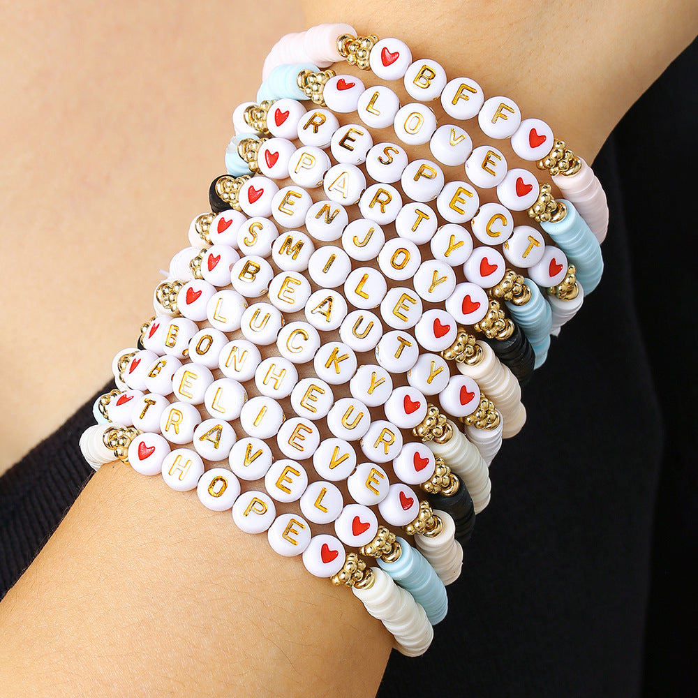 Set di braccialetti con lettere in argilla polimerica colorata per bambini con perline di rame e dettagli in acrilico, braccialetti elasticizzati multistrato impilabili per migliori amiche