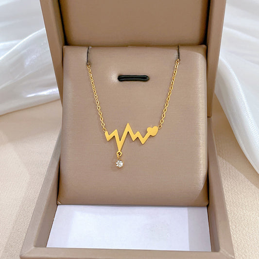 Collana con ciondolo a onda battito cardiaco minimalista in titanio e acciaio per donna con finitura placcata oro e design a catena per clavicola
