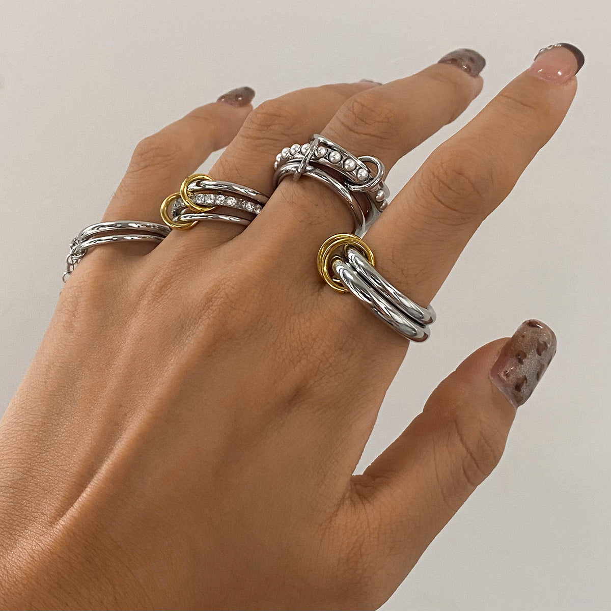Anillo minimalista geométrico de titanio y acero con detalles de perlas, anillo de moda hipoalergénico de acero inoxidable para mujer