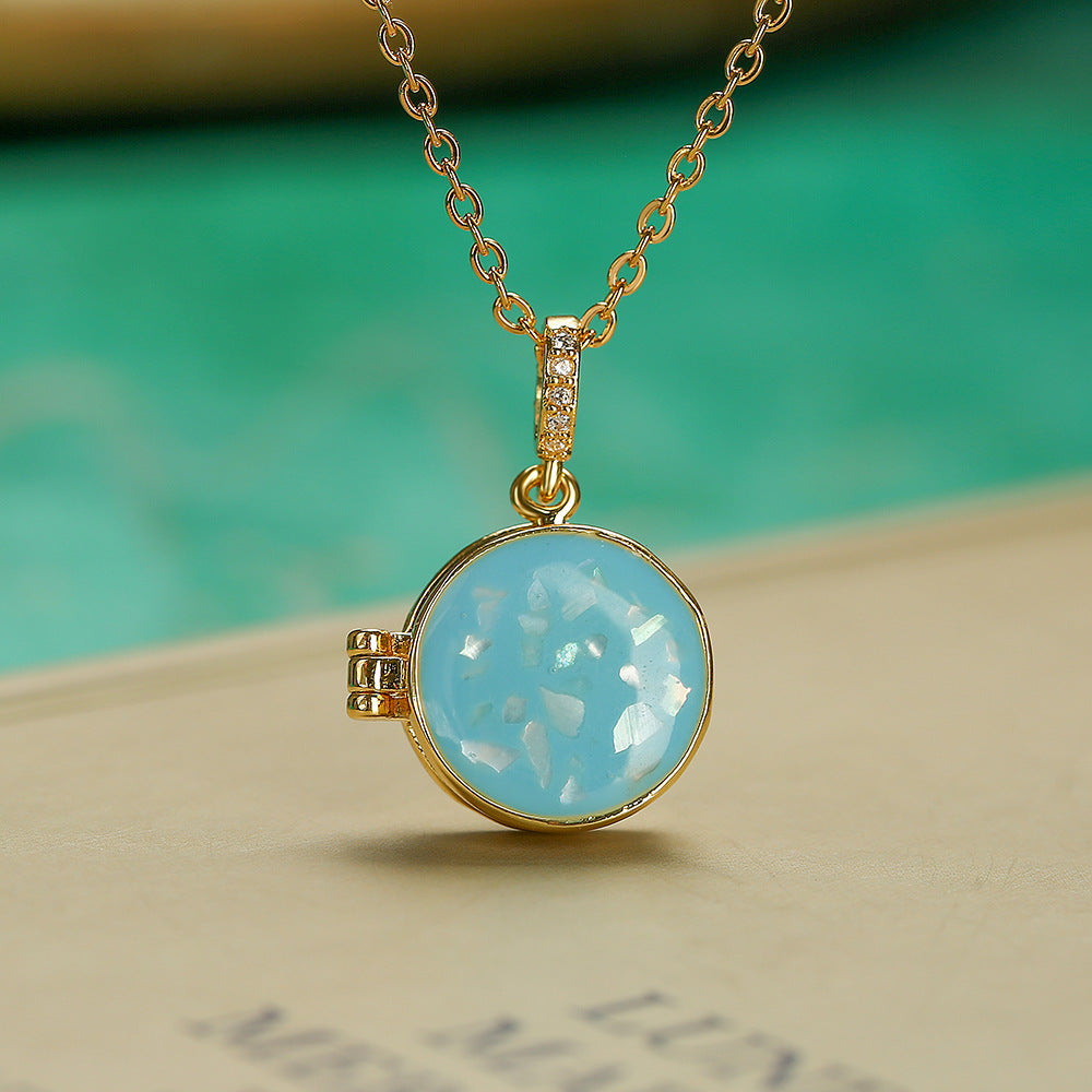 Minimalist Round Photo Locket Pendant Necklace for Women with Gold Plated Copper Chain