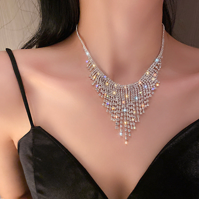 Elegante collar con colgante de lazo de diamantes de imitación y detalles de nácar perlado para mujer — Delicada cadena para clavícula en estilo de lujo minimalista y a la moda