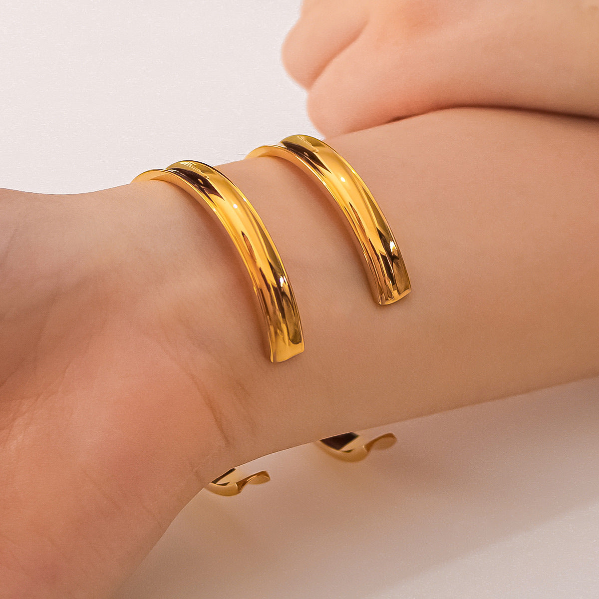 Bracciale a C minimalista in acciaio inossidabile placcato oro 18 carati per uomo e donna