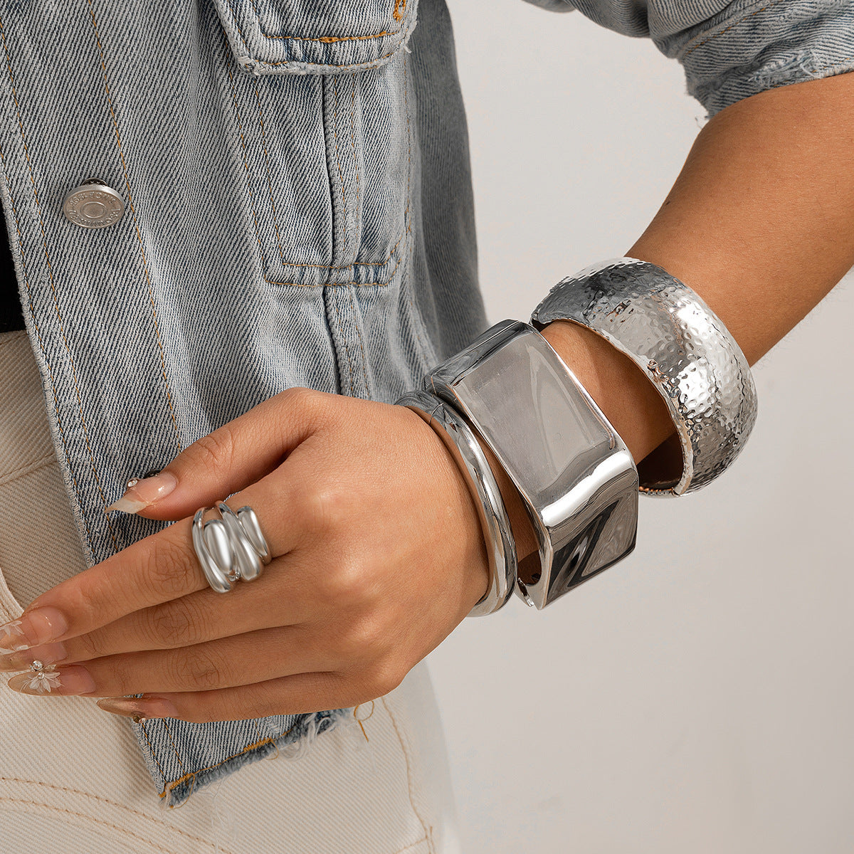 Pulsera de aleación de rombos geométricos minimalista con acabado chapado para mujer