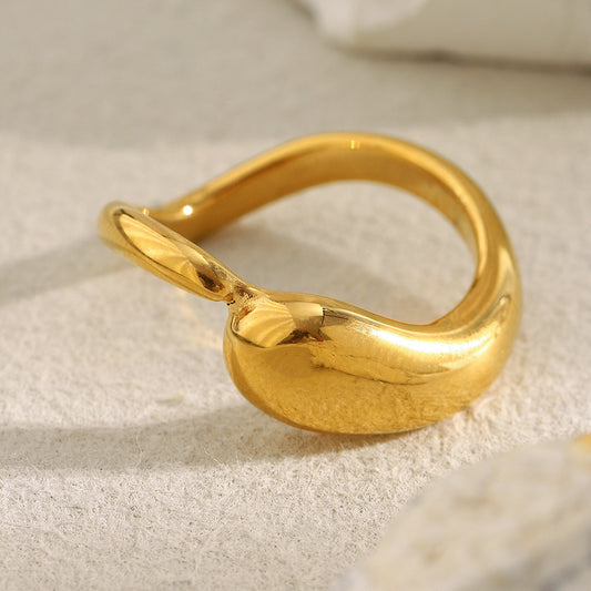 Anillo de acero inoxidable torcido irregular minimalista con chapado en oro de 18 quilates para mujer