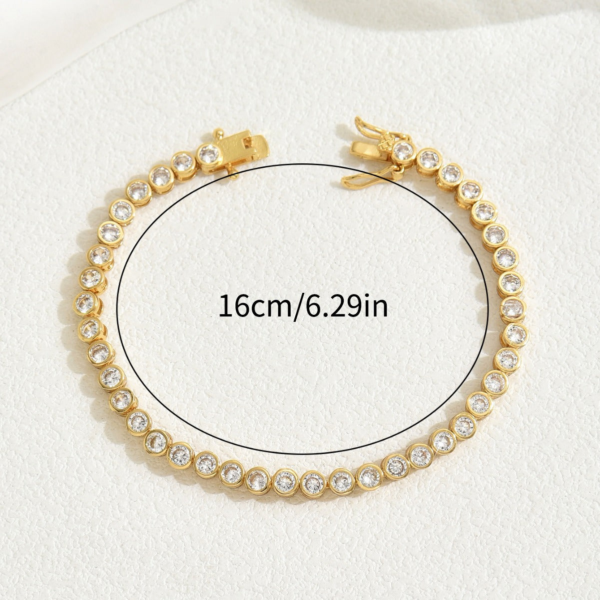 Pulsera geométrica minimalista, fresca y dulce para mujer, con incrustaciones de circonita sobre base de cobre chapada en oro de 18 quilates