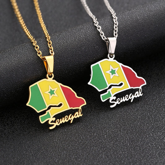 Collar con colgante de mapa de Senegal geométrico estilo étnico en acero inoxidable con dije de acero de titanio y acabado galvanizado en cadena tipo O
