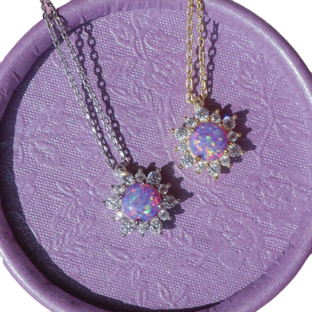 Collana con ciondolo artistico in opale geometrico con stelle in zirconia micro-pavé su catena in rame da donna