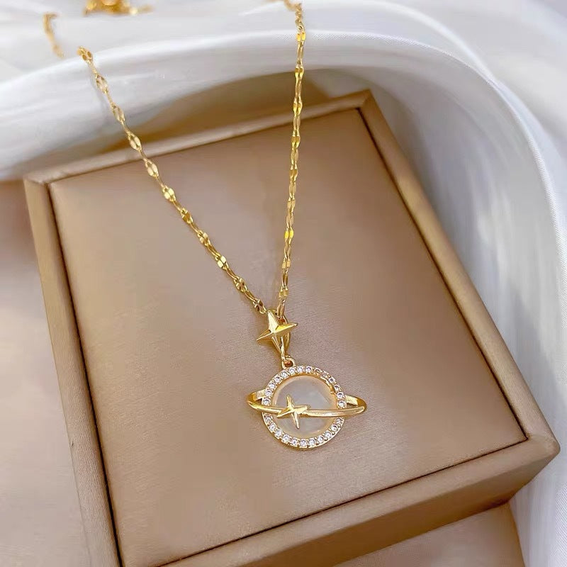Collana con Ciondolo a Pianeta Minimalista in Acciaio al Titanio con Occhio di Gatto in Rame Placcato Oro e Accenti di Zirconi su Catena a O per Donna
