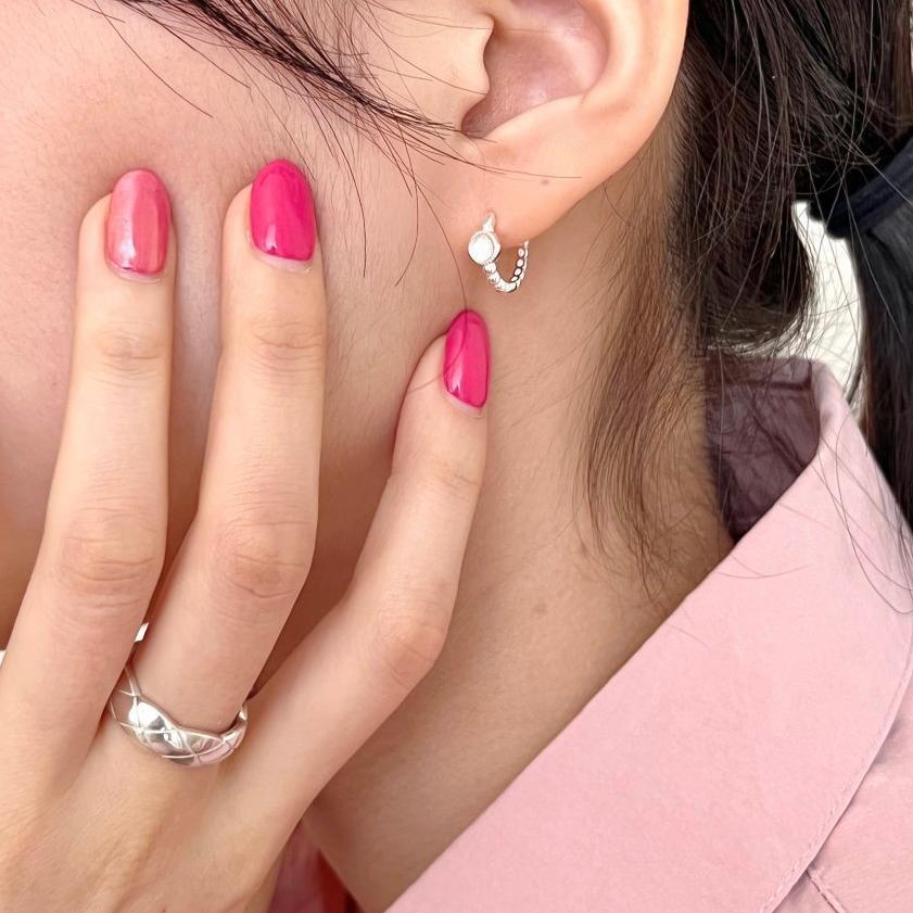Pendientes minimalistas de fresa con cristal en plata de ley 925 con engaste micro-pavé