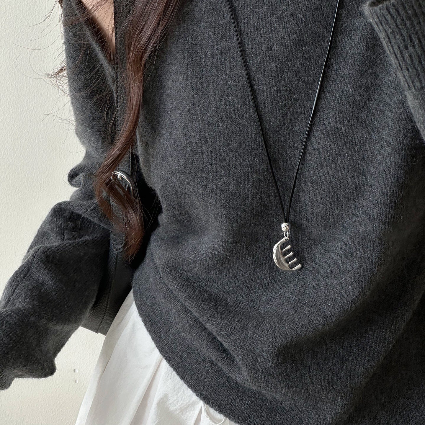 Collana con Pendente Geometrico Minimalista da Donna in Lega con Finitura Elettroplaccata — Catena Leggera per Maglione, Accessorio di Lusso Versatile