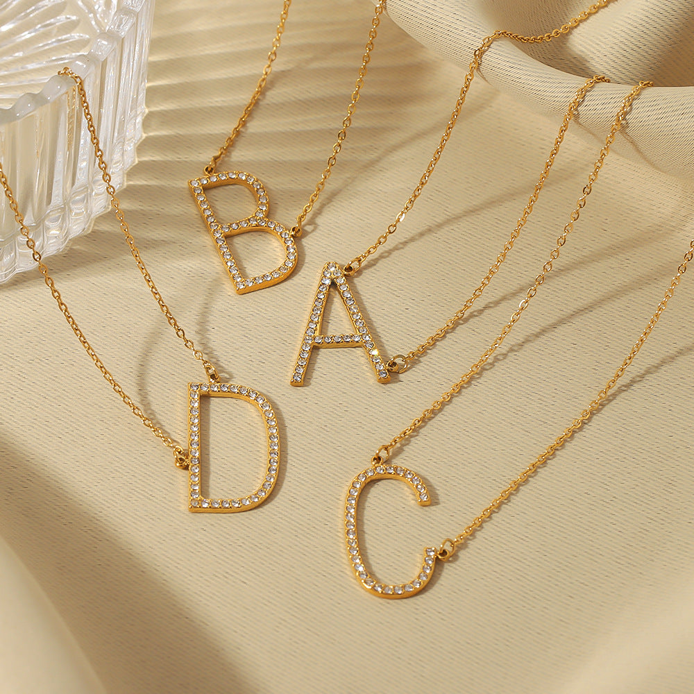 Collana con pendente minimalista in acciaio inossidabile a forma di lettera con intarsio di strass e placcatura in oro 18 carati su catena O per donna