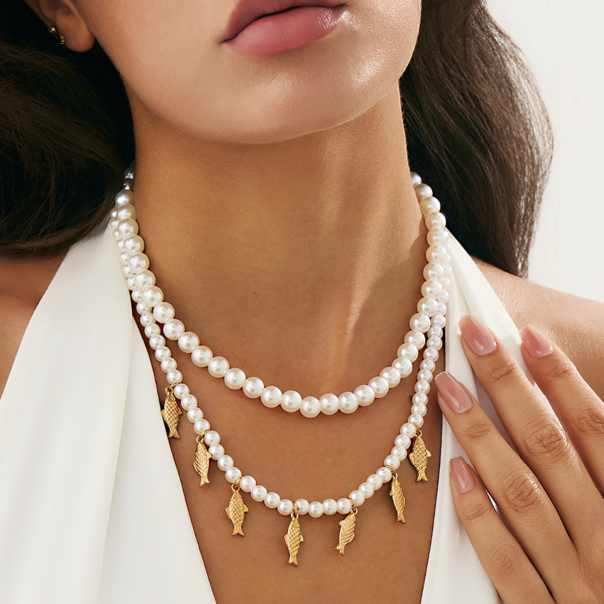 Collar colgante de pez minimalista para mujer con detalles de perlas de imitación y dije de aleación chapada en cadena de cuentas