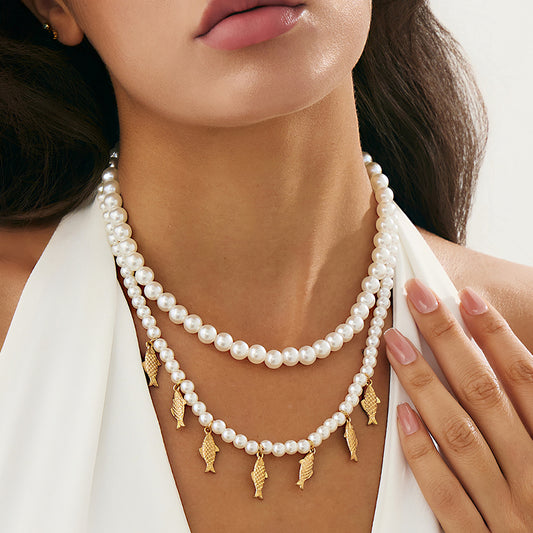 Collar colgante de pez minimalista para mujer con detalles de perlas de imitación y dije de aleación chapada en cadena de cuentas