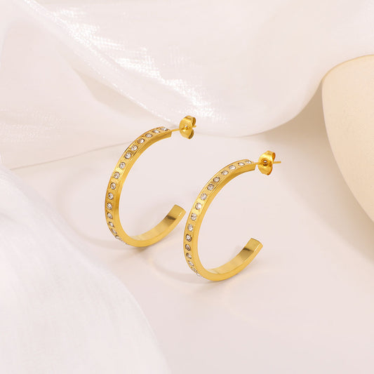 Pendientes minimalistas de acero inoxidable con forma de C y adornos de diamantes de imitación para mujer con acabado de oro de 18K chapado al vacío