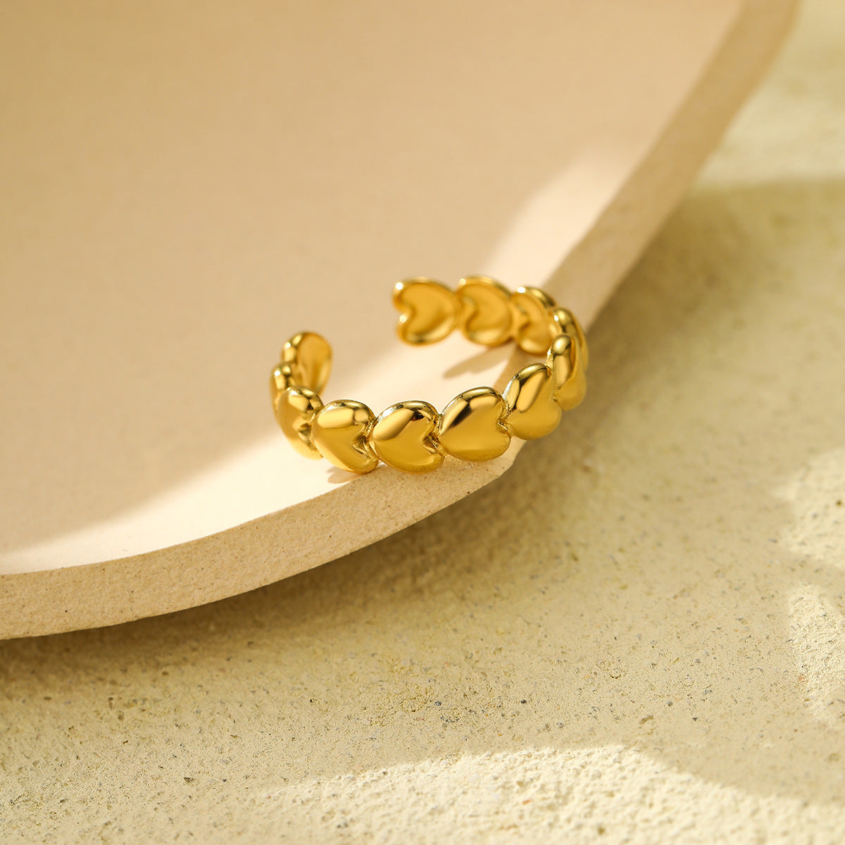 Anillo de acero inoxidable con forma de corazón, ajustable y a la moda para mujer con acabado chapado