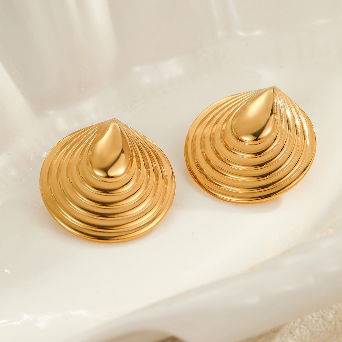 Pendientes de acero inoxidable irregulares con forma de arco de estilo vintage para mujer con acabado chapado, diseño geométrico, ligero y lujoso para uso diario