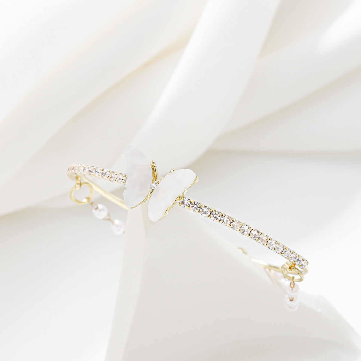 Bracciale da donna in lega a forma di farfalla con intarsi di strass e dettagli in perle, gioiello di moda minimalista