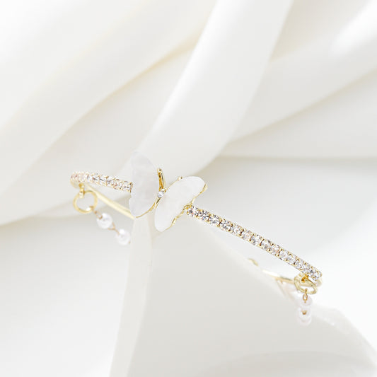 Butterfly-Shaped Alloy Bracelet with Rhinestone Inlay and Pearl Accents for Women, Minimalist Fashion Jewelry