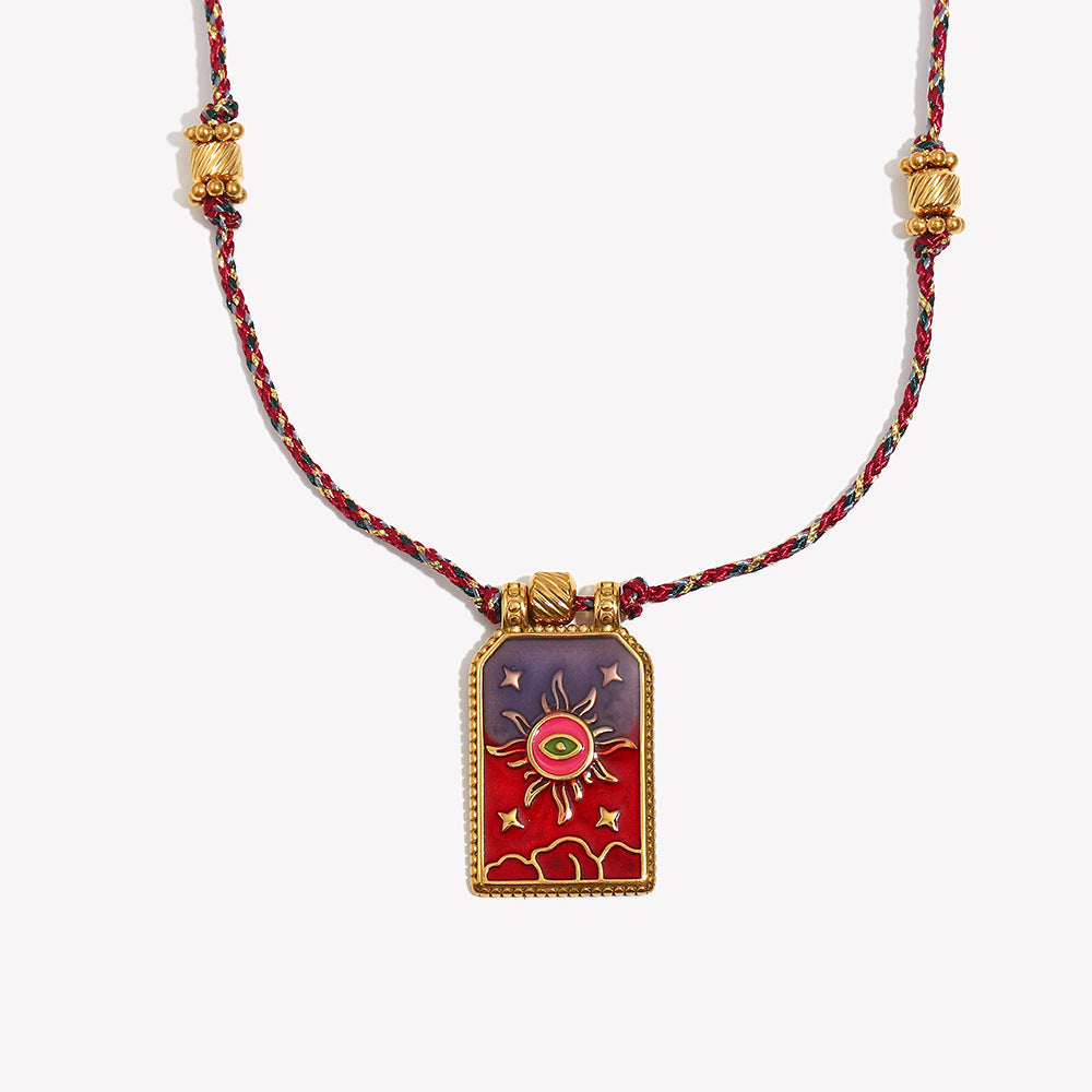 Collana con Pendente Minimalista Geometrico a Forma di Sole Tarocco in Acciaio Inossidabile Placcato Oro 18K con Dettaglio in Smalto su Cordino Regolabile