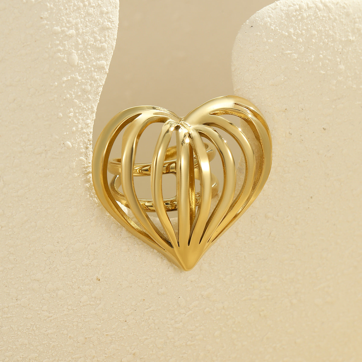 Anello da donna minimalista vintage in acciaio inossidabile placcato oro 18 carati con linea a cuore vuoto