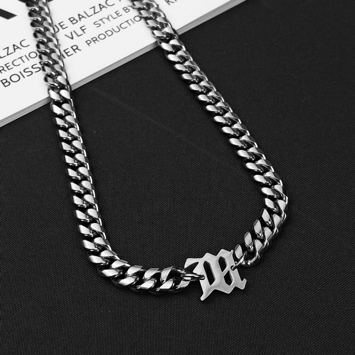 Collar unisex personalizado de titanio y acero con eslabones cubanos y letras pulidas