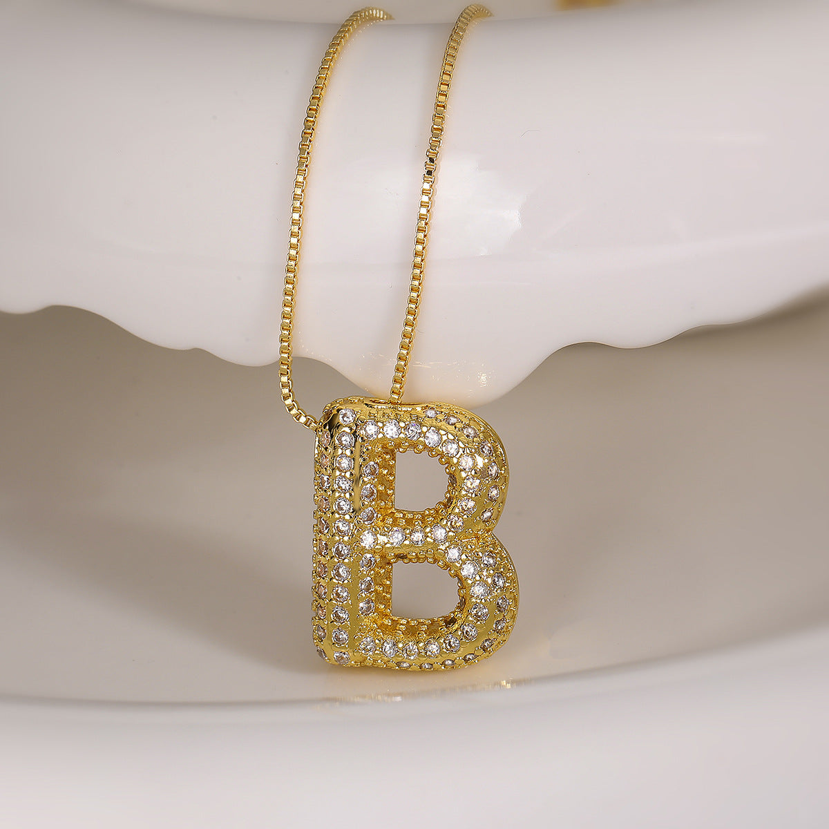 Collana con ciondolo a lettera geometrica minimalista da donna con intarsio in zircone in rame