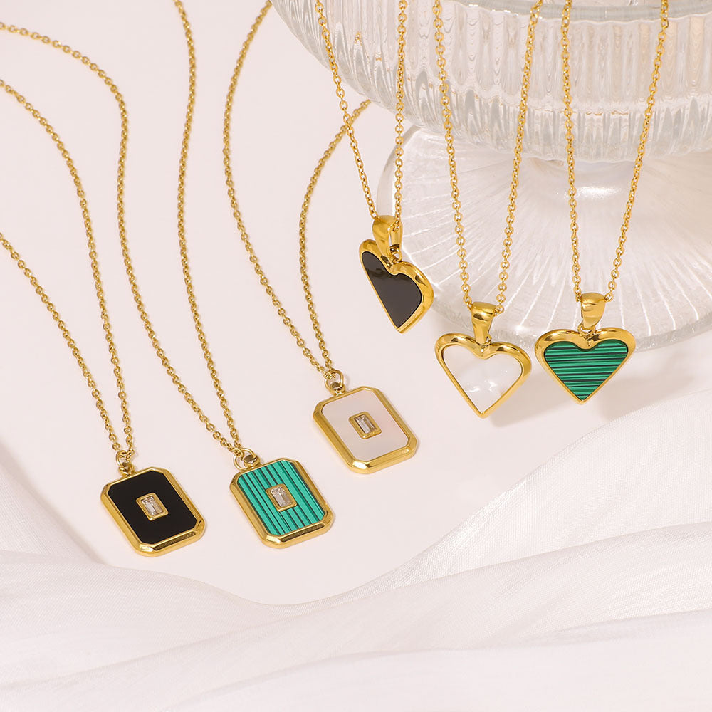 Collana con pendente geometrico in madreperla da donna con catena in acciaio inossidabile placcato oro 18 carati e dettagli floreali