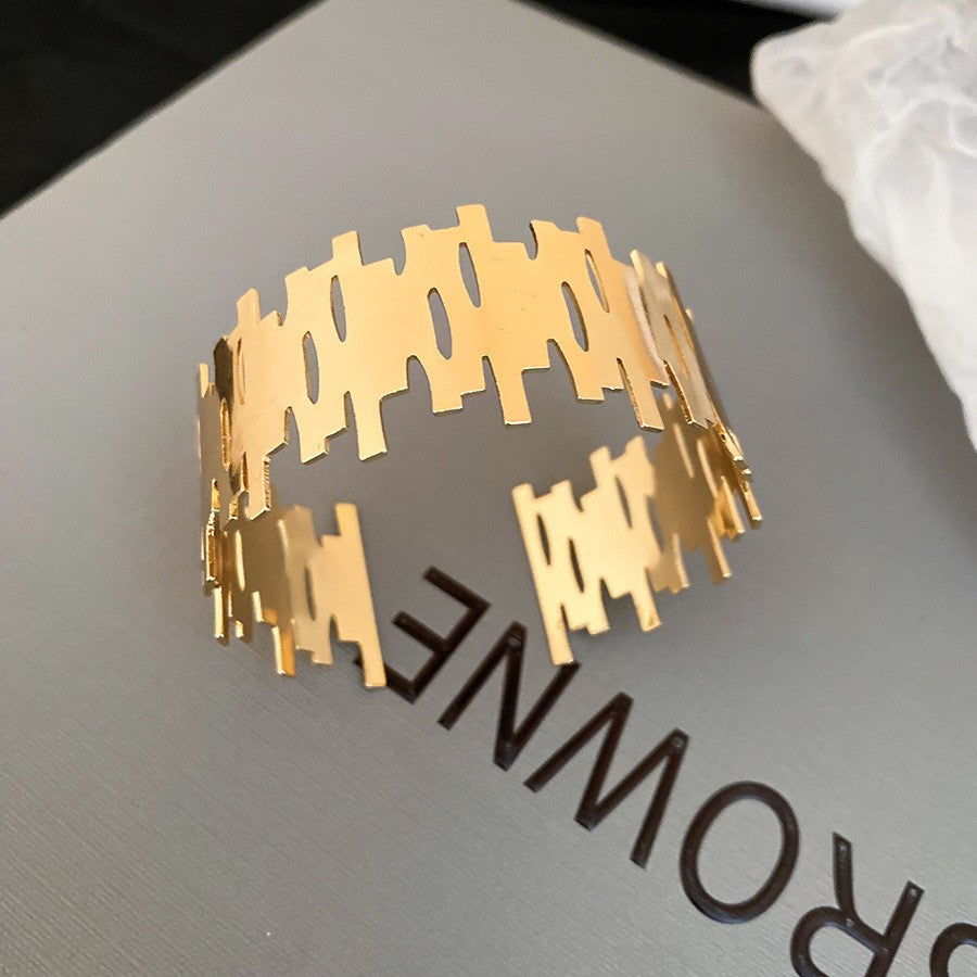 Pulsera Cóncava Irregular Minimalista para Mujer en Aleación de Latón con Acabado Galvánico