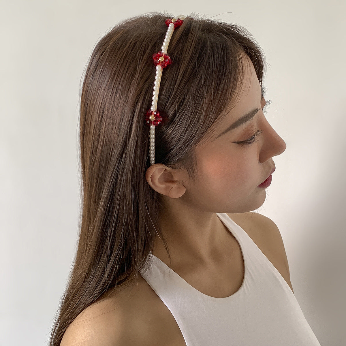 Fascia per Capelli Minimalista a Margherite da Donna con Accenti di Perle Imitazione e Design Naturale Intrecciato a Mano