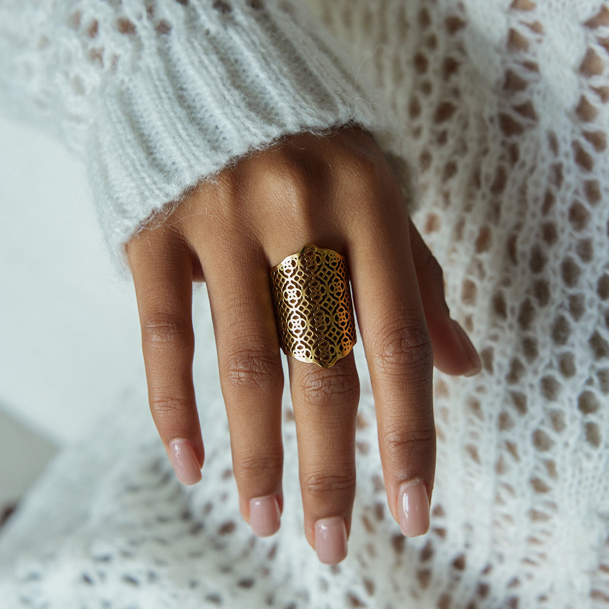 Anillo de banda ancha hueca geométrica de estilo bohemio de acero de titanio con acabado chapado para mujer