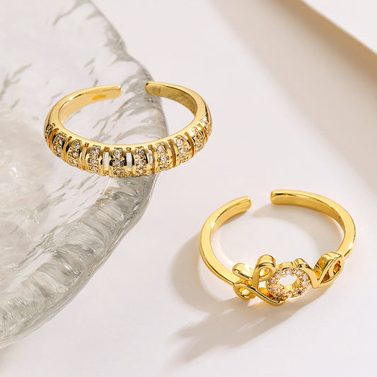 Anello Aperto Geometrico Minimalista a Forma di Cuore per Donna con Placcatura Oro e Zirconia Micro-Incastonata su Base in Rame