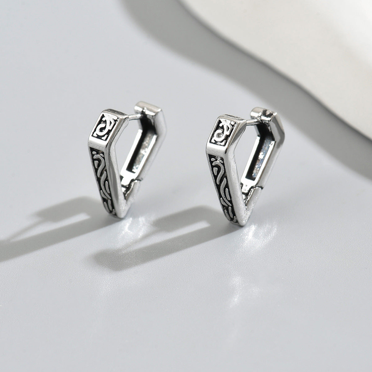 Pendientes de aro de cobre con formas geométricas retro y acabado chapado para moda unisex y uso de oficina