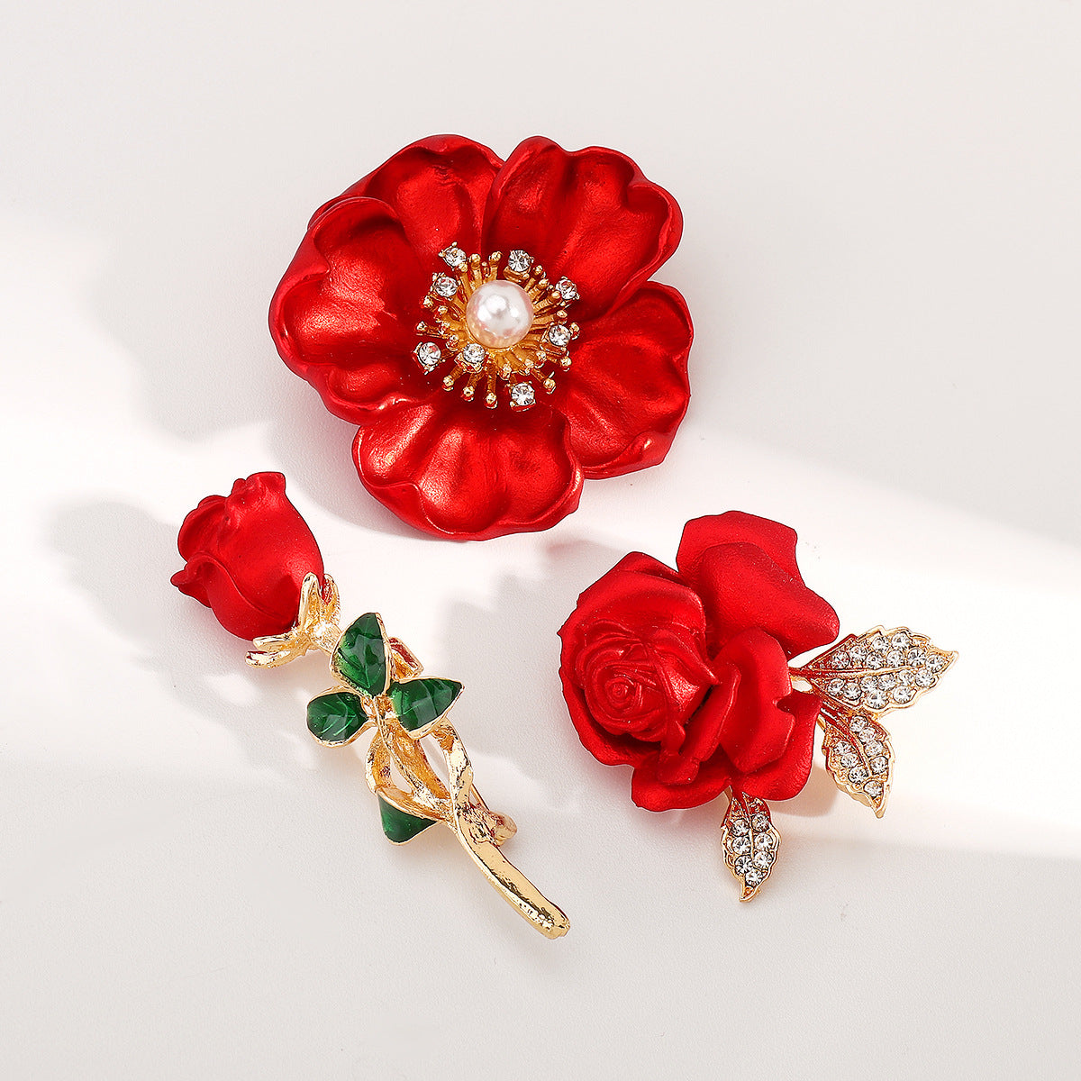 Elegante broche floral de aleación con incrustaciones de diamantes de imitación y acabado esmaltado, diseño de rosa roja para mujer