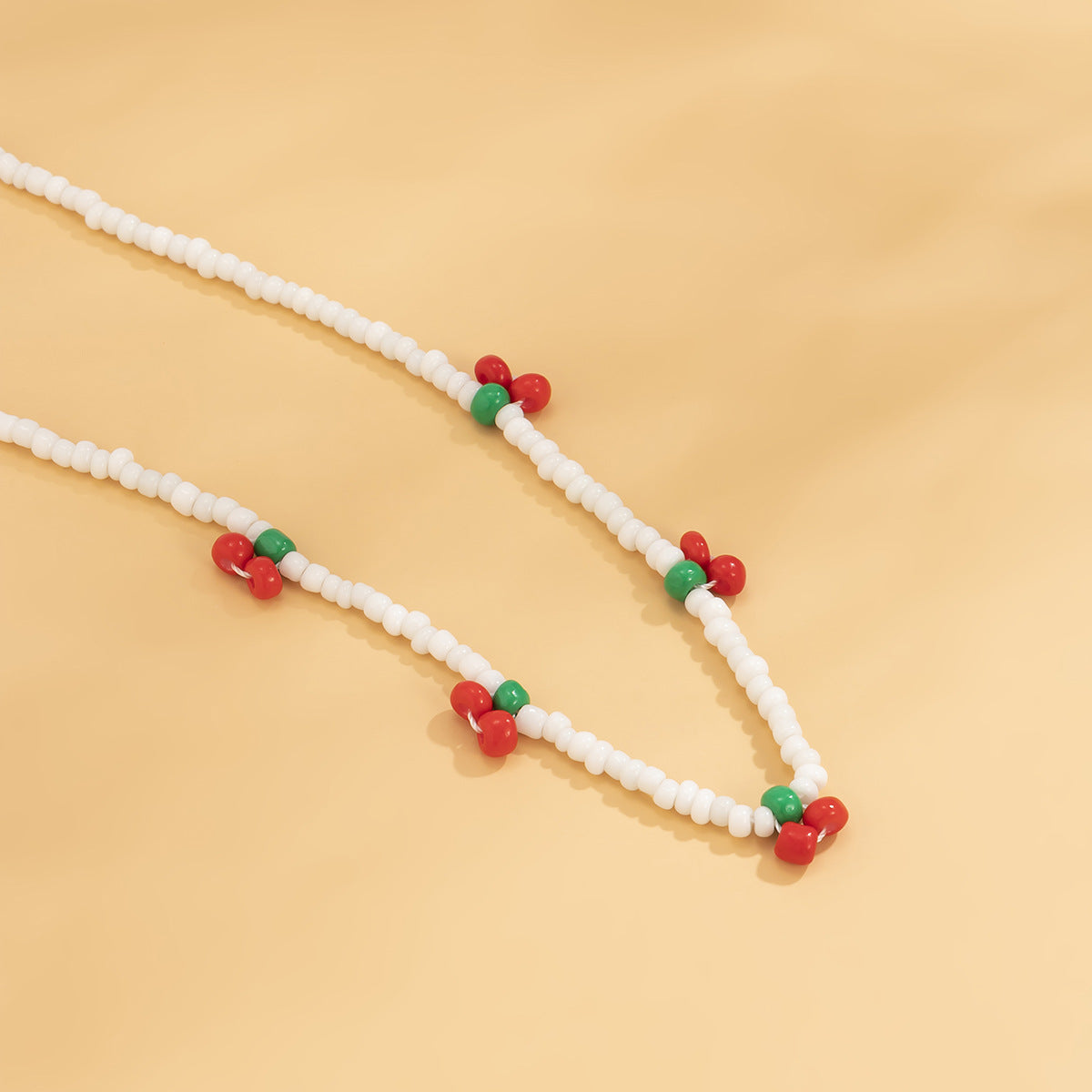 Collar con colgante de cereza en resina para mujer con estilo minimalista y fresco en cadena de bolitas