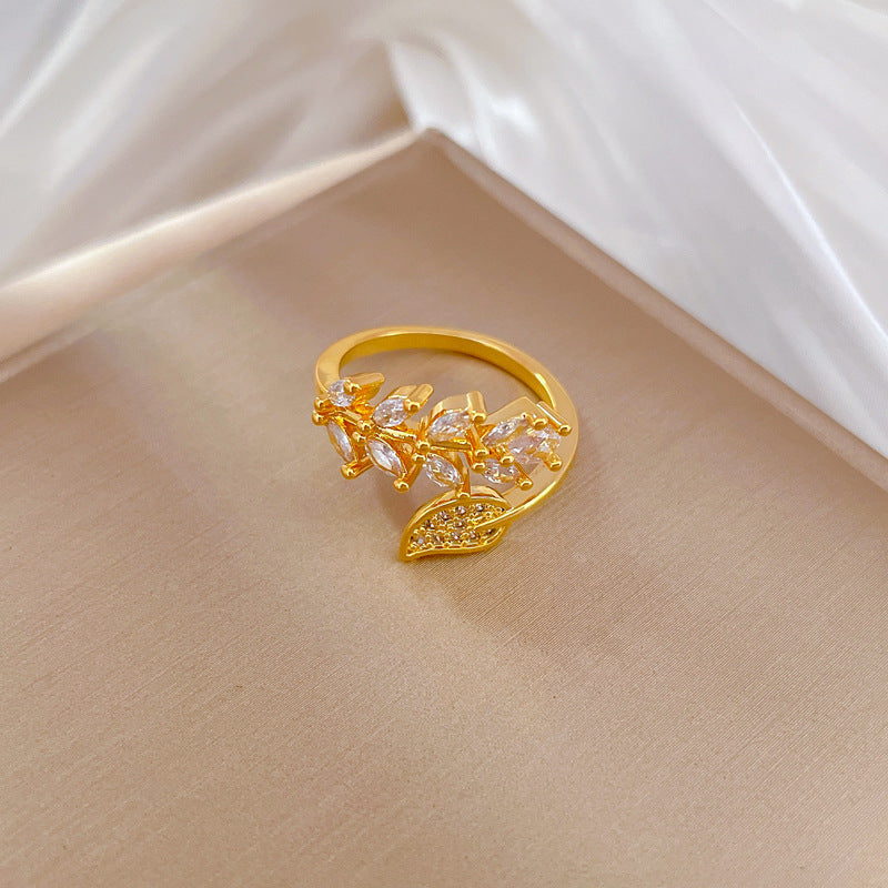 Anello da donna minimalista a forma di foglia in ottone placcato oro con intarsio di zirconi