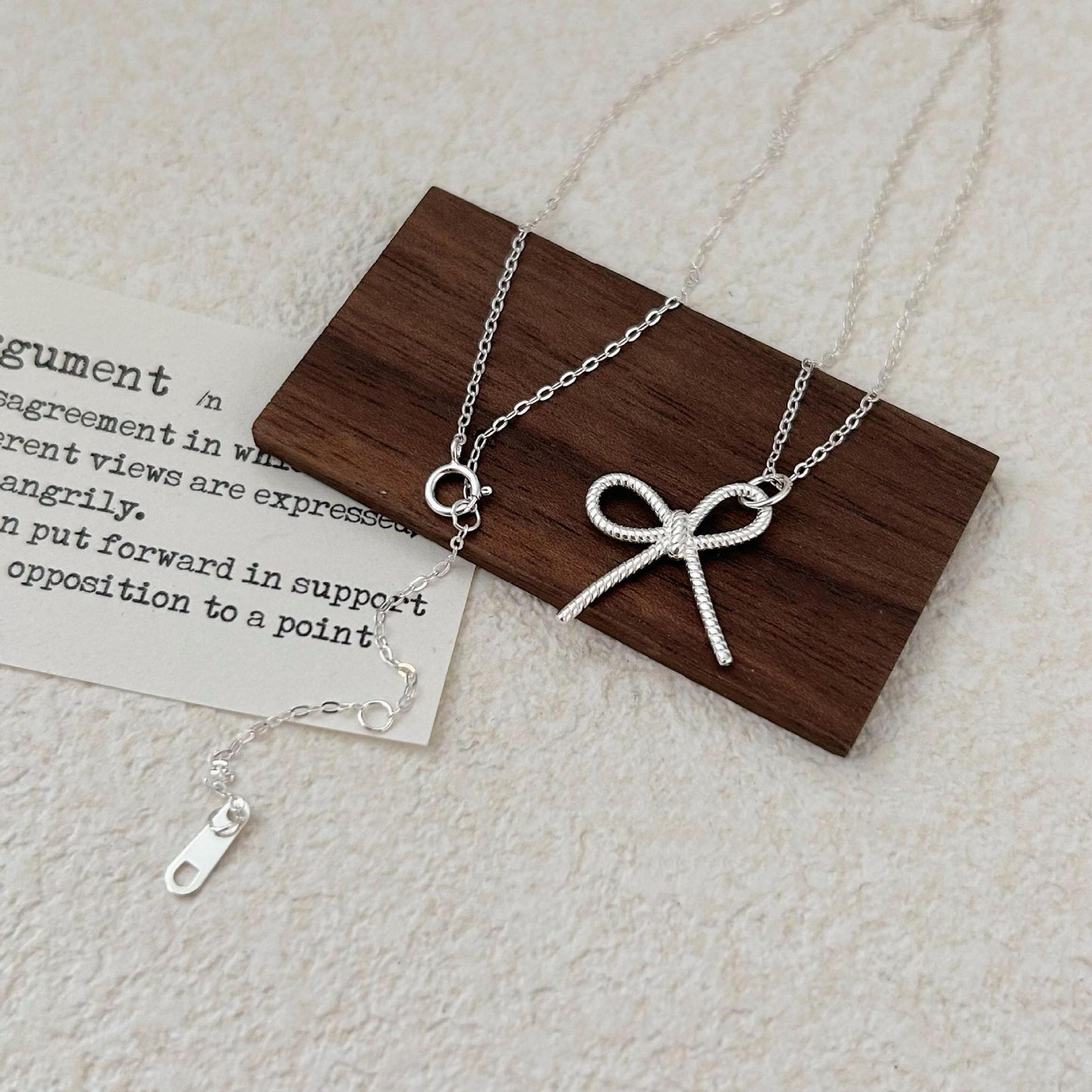 Collana con Pendente Nodo Fiocco Minimalista in Argento Sterling 925 con Finitura Placcata su Catena a Croce