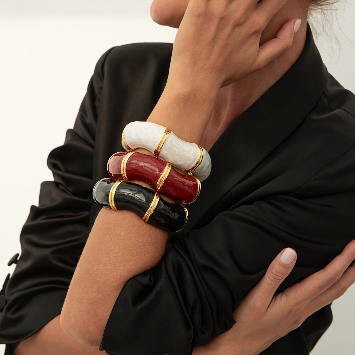 Pulsera minimalista irregular ondulada de aleación esmaltada al aceite para mujer con un estilo audaz