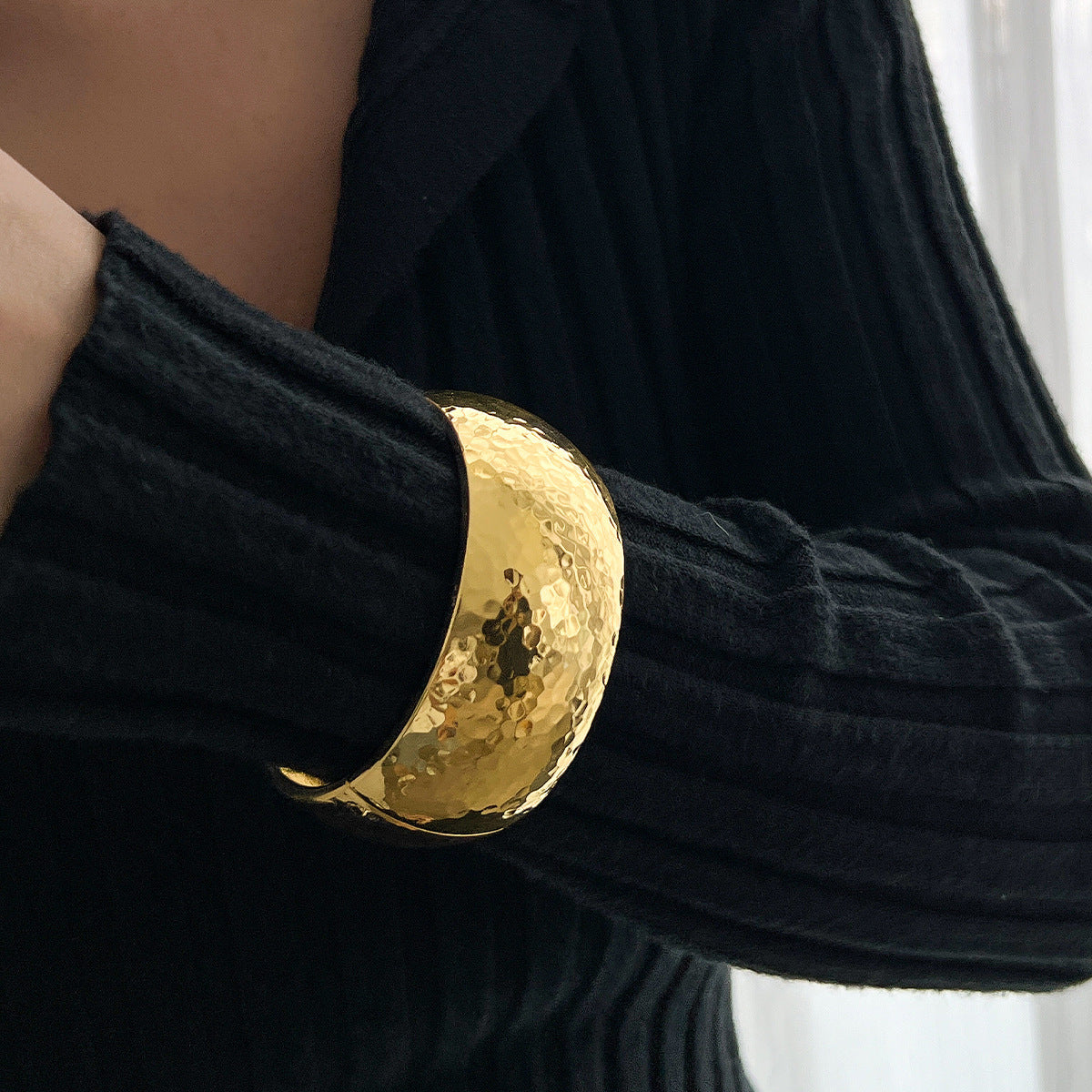 Pulsera Minimalista de Aleación Texturizada Martillada Líquida con Cierre de Resorte y Diseño Circular Asimétrico