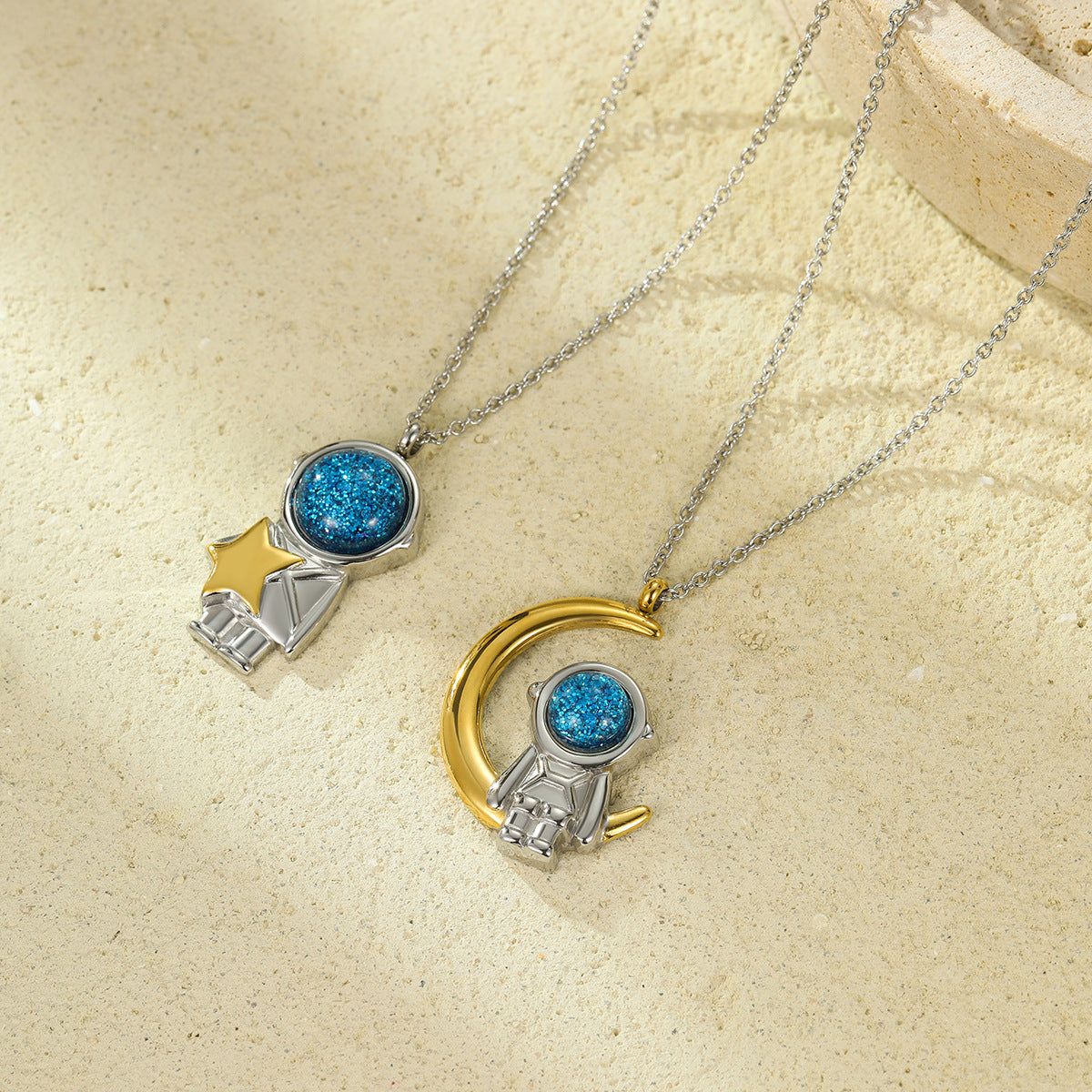 Collar con colgante de acero inoxidable en forma de astronauta creativo con motivos de estrellas y luna para mujer
