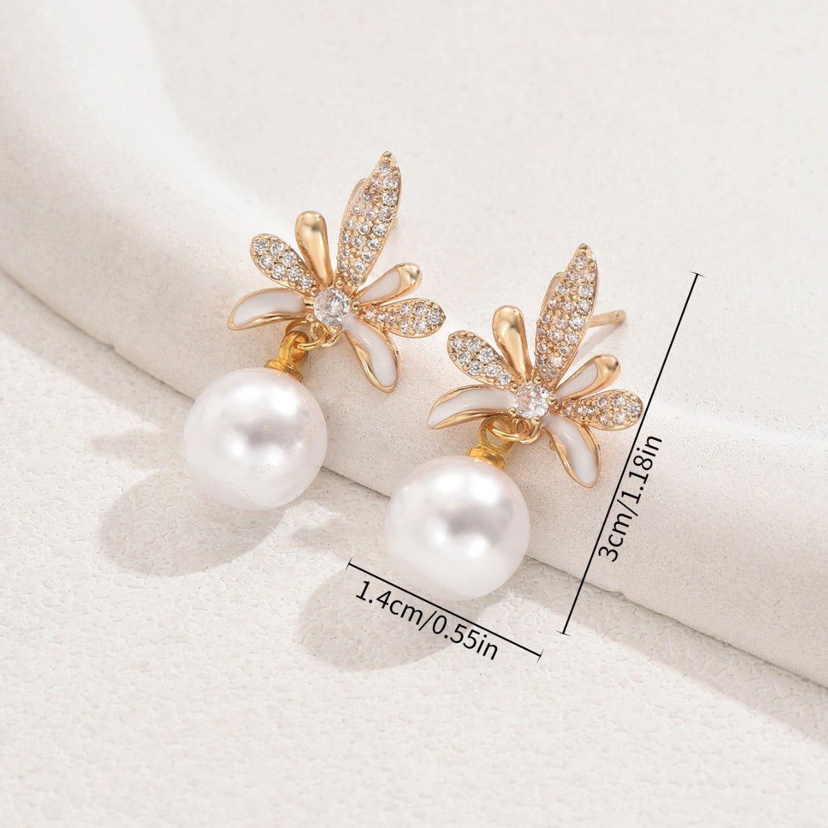 Pendientes minimalistas de cobre con forma de hoja de coco, incrustaciones de pedrería y detalles de perlas para mujer