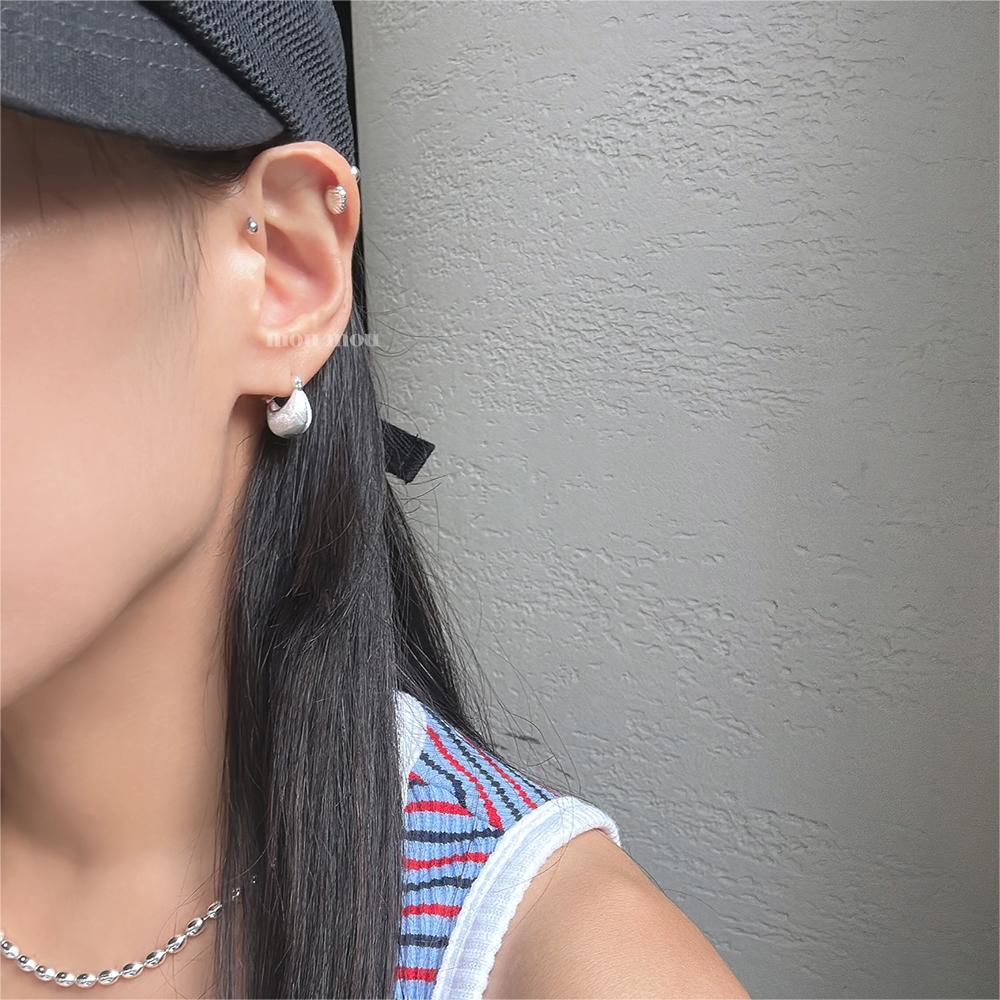 Pendientes de tachuela con letras geométricas minimalistas en plata de ley 925 con baño de oro